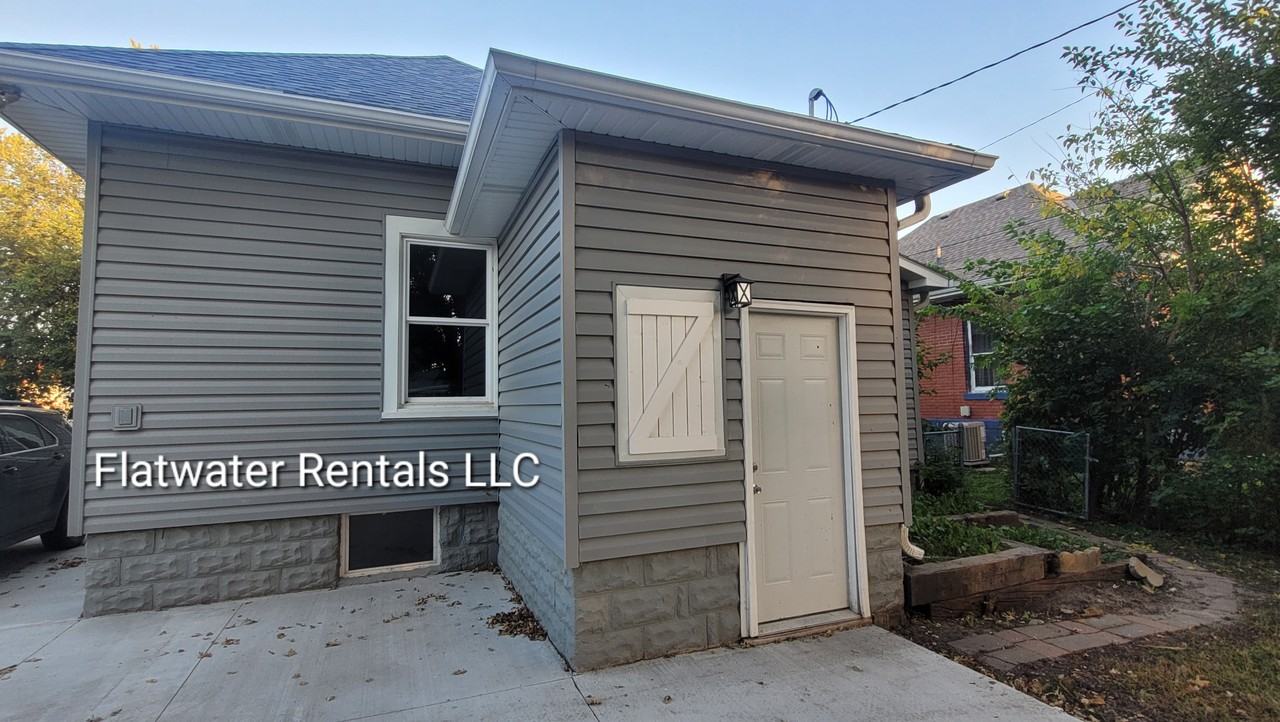 810 S 9th St - Photo 3 of 22