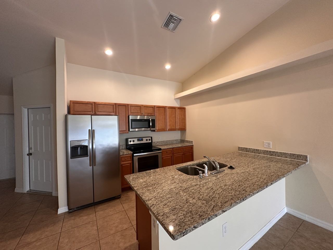 704 Se 4th Ter - Photo 2 of 18