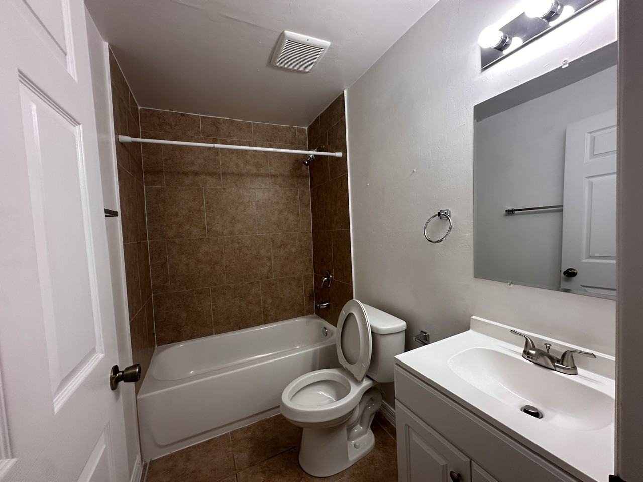 704 Se 4th Ter - Photo 5 of 18