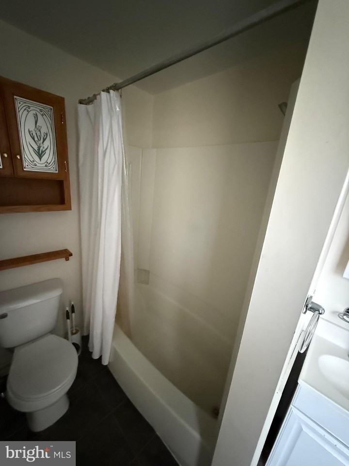 3921 Cresson St - Photo 3 of 4
