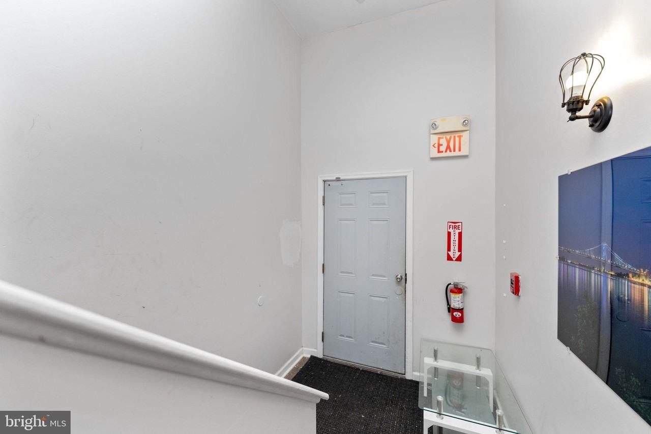 1305 N 15th St #D - Photo 4 of 5