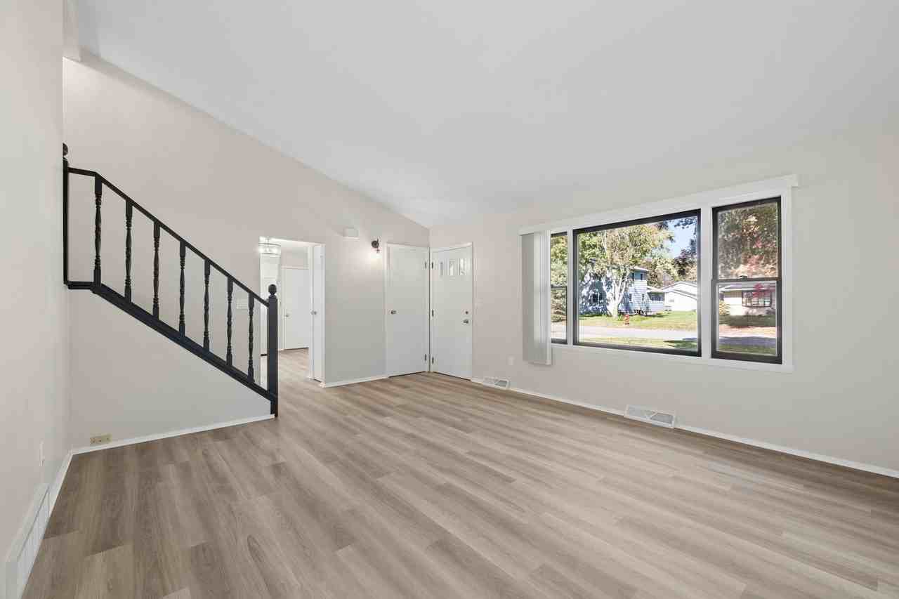 131 Locust St - Photo 5 of 27