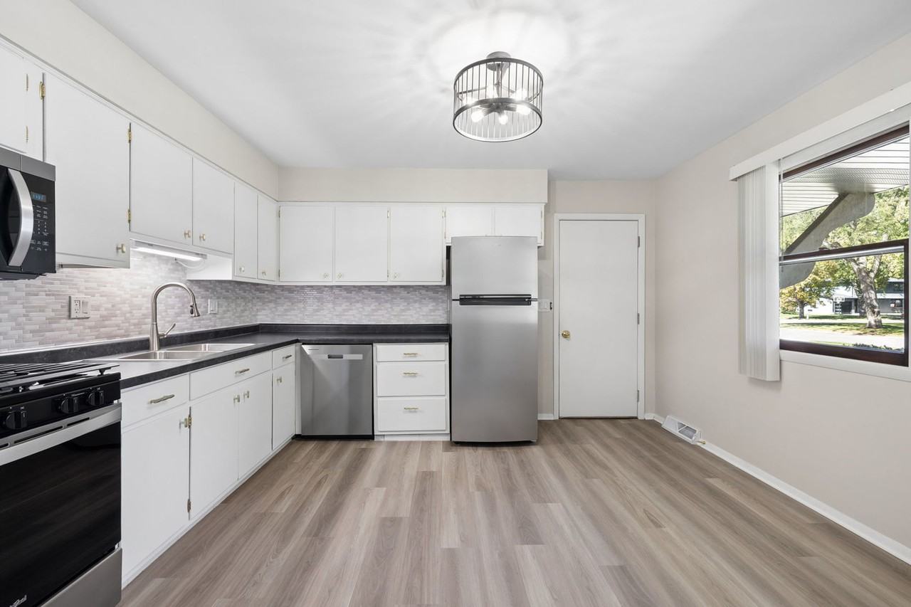 131 Locust St - Photo 6 of 27