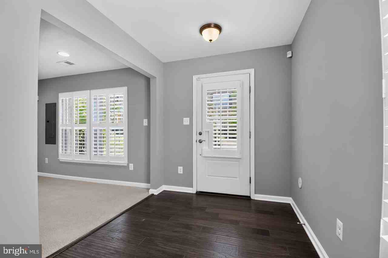 2922 Pinebrook Rd - Photo 4 of 47
