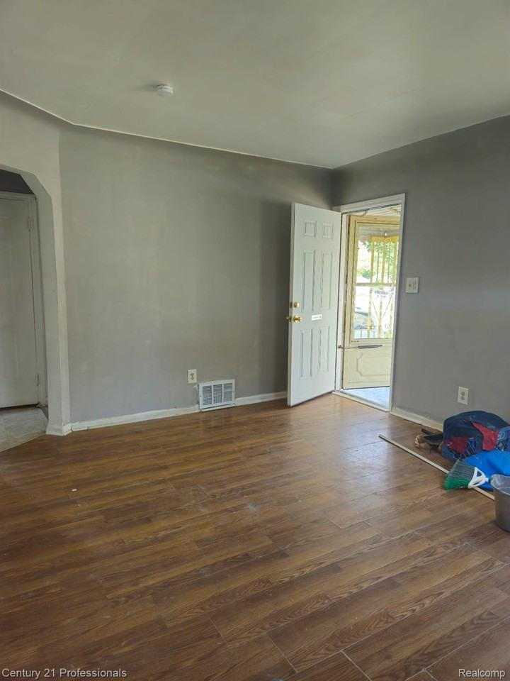 32147 Annapolis St - Photo 5 of 10