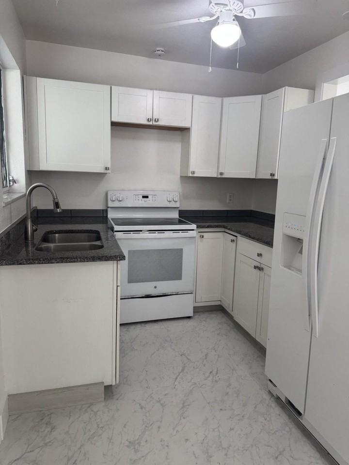 141 Se Bonita Ct - Photo 2 of 13