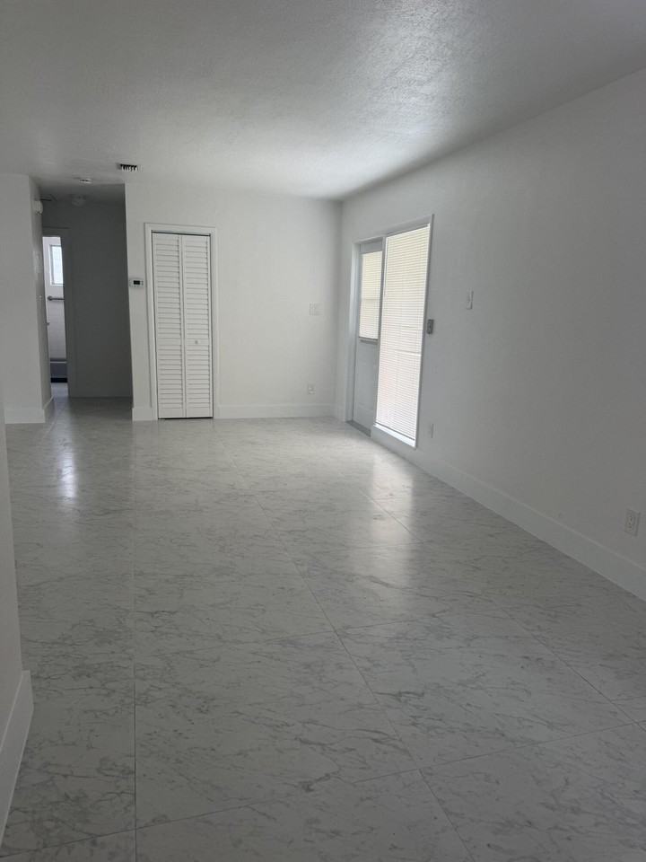 141 Se Bonita Ct - Photo 3 of 13