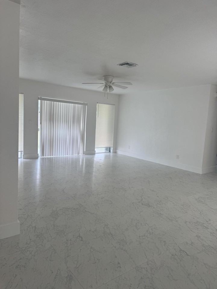 141 Se Bonita Ct - Photo 4 of 13