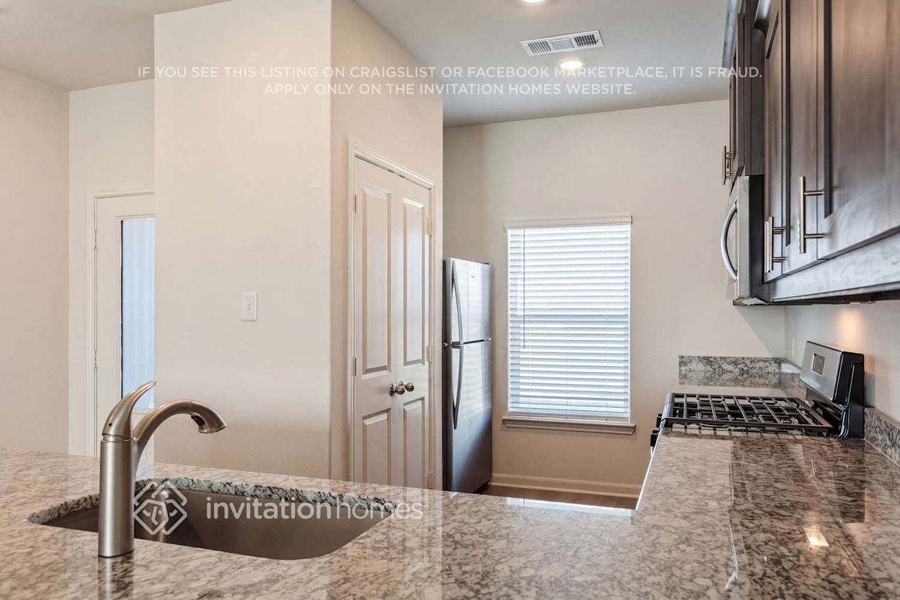 932 Crimson Wolf Rd - Photo 4 of 17