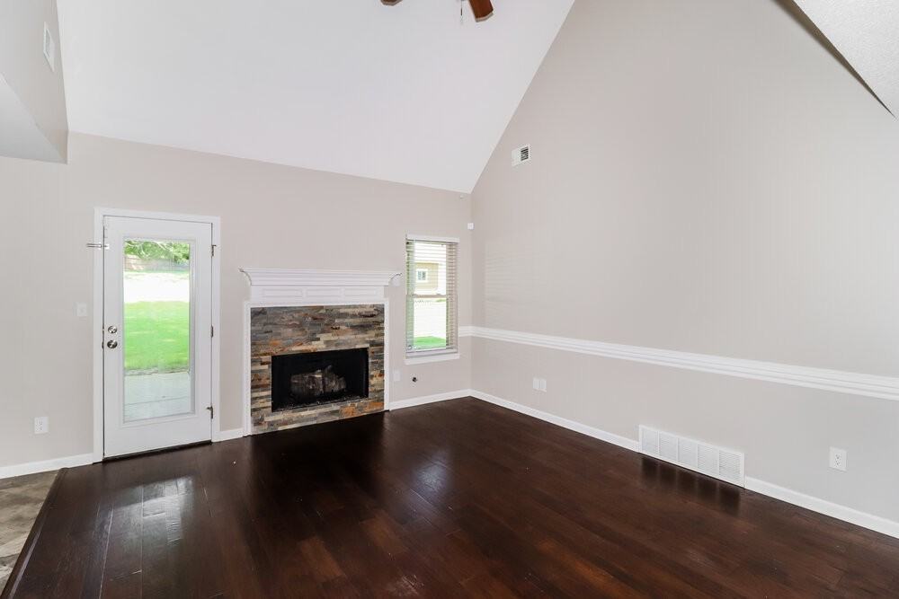 2060 Greencliff Dr - Photo 5 of 17