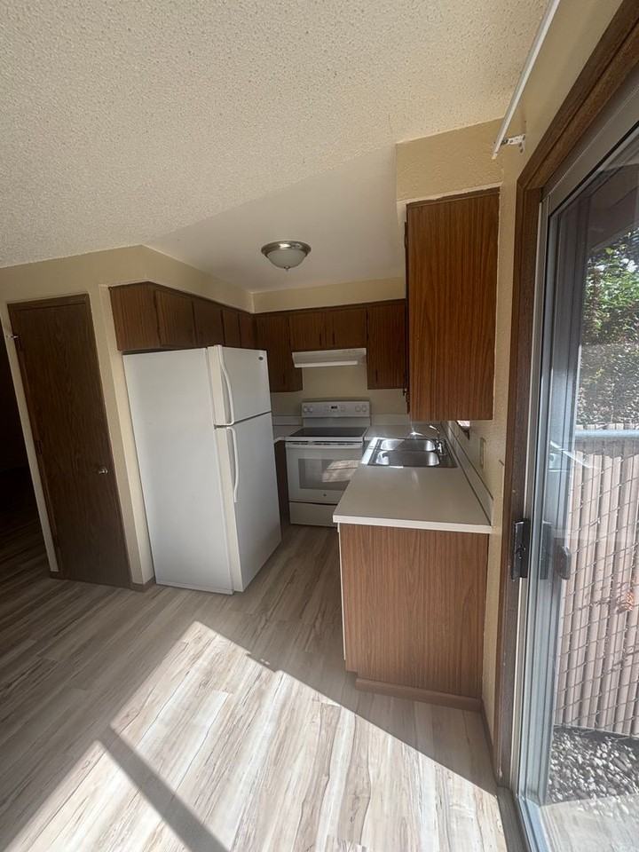 1 Bedroom 1 Bathroom at Hollywood Park Apartments - Photo 3 of 11