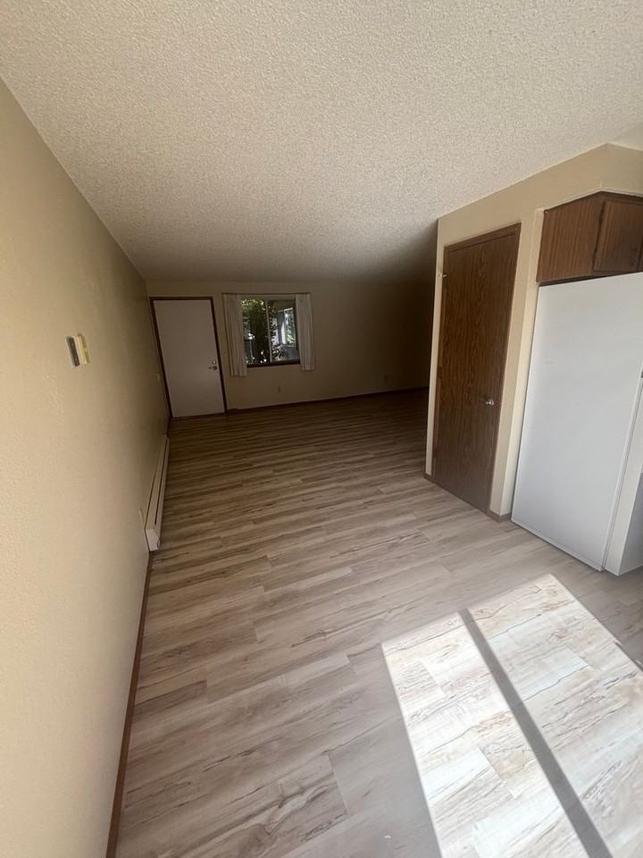 1 Bedroom 1 Bathroom at Hollywood Park Apartments - Photo 4 of 11