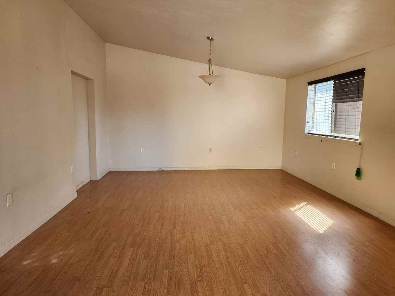 3221 Lee St - Photo 2 of 10