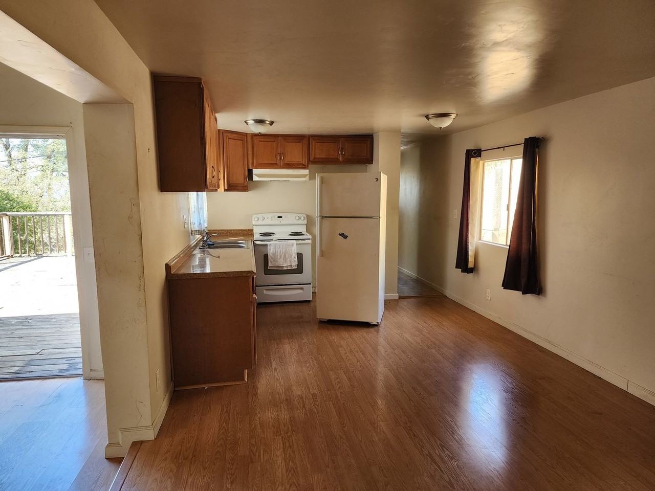 3221 Lee St - Photo 4 of 10