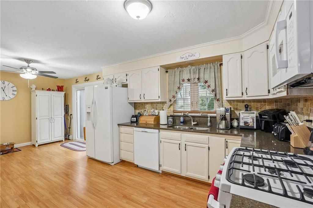 60 Sherman Ave - Photo 6 of 13
