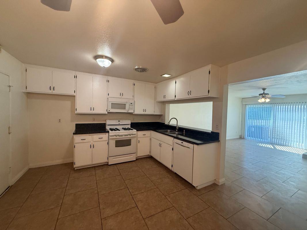 1103 W Francis St - Photo 5 of 13