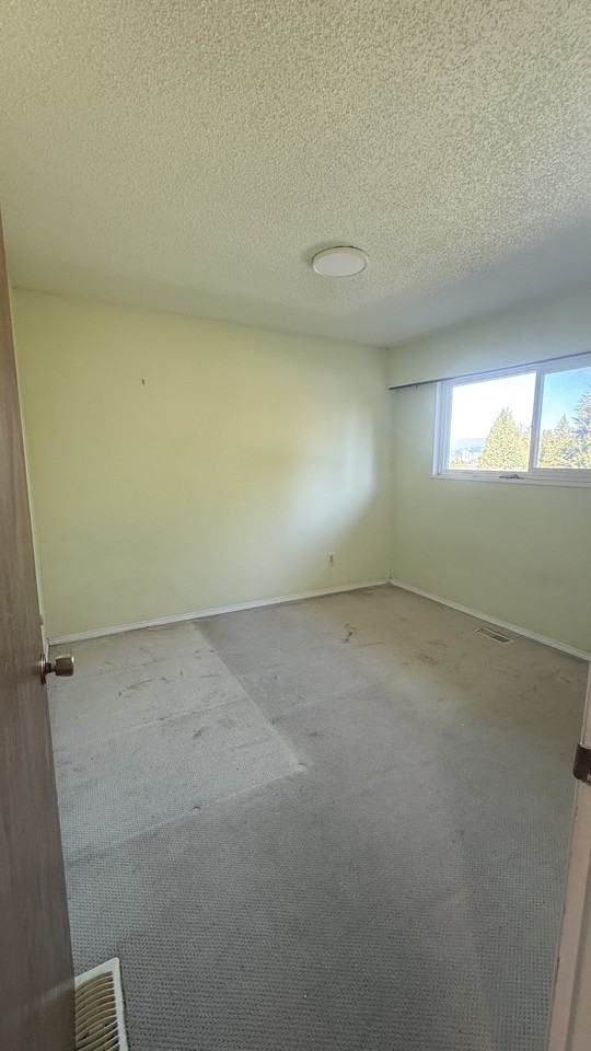 13979 Kalmar Rd - Photo 4 of 18
