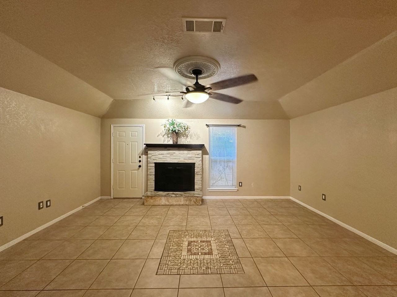 2501 Henry Dr - Photo 2 of 32