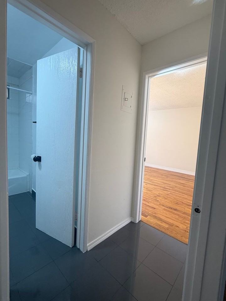 439 South Hobart Apartments - Photo 2 of 31