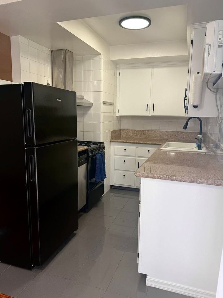 439 South Hobart Apartments - Photo 3 of 31