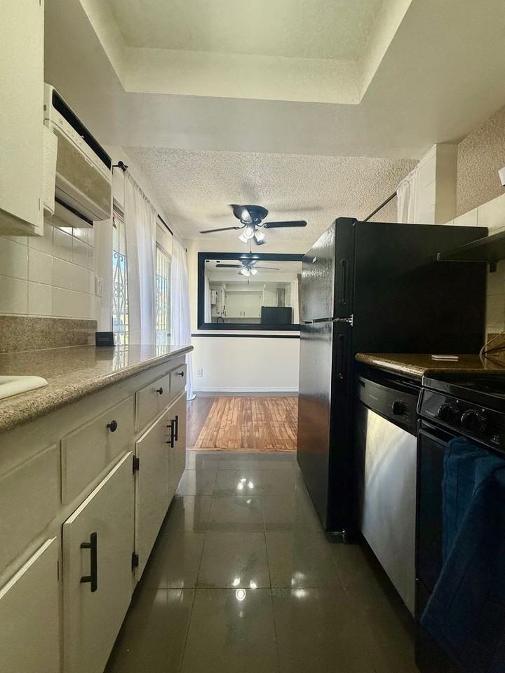 439 South Hobart Apartments - Photo 4 of 31