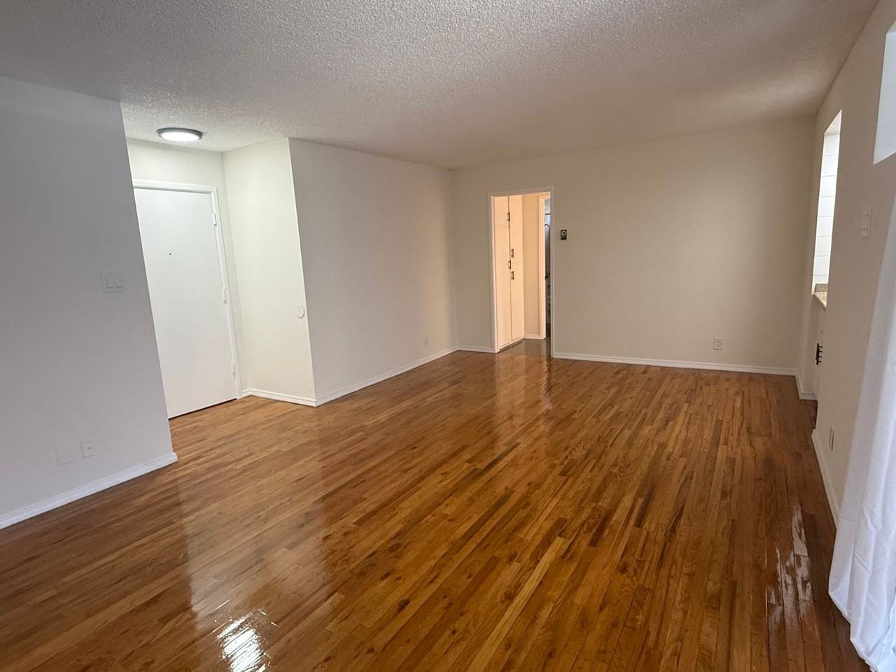 439 South Hobart Apartments - Photo 6 of 31
