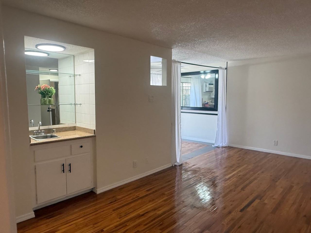 439 South Hobart Apartments - Photo 7 of 31