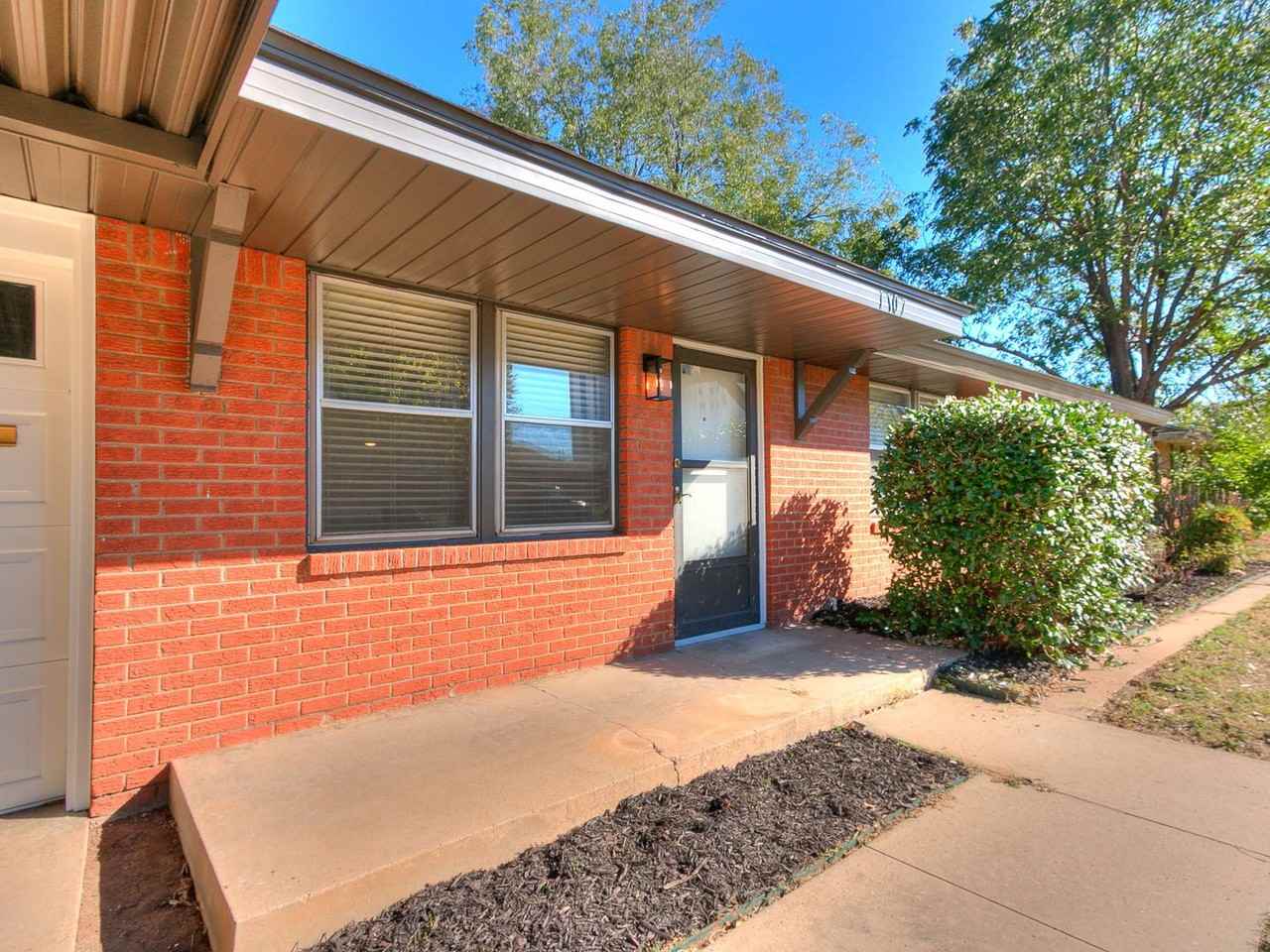 1107 Sw 42nd St - Photo 3 of 42