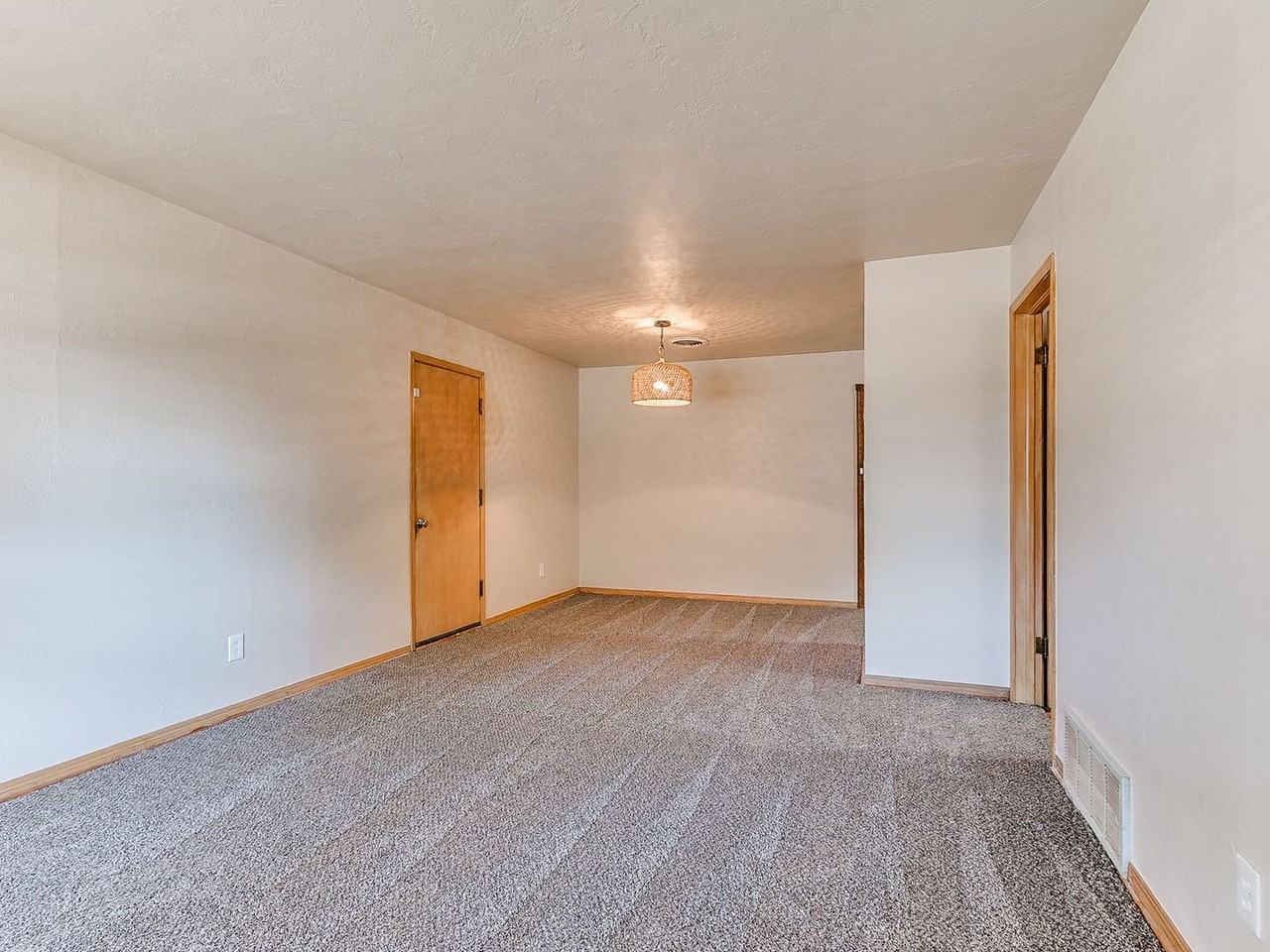 1107 Sw 42nd St - Photo 4 of 42