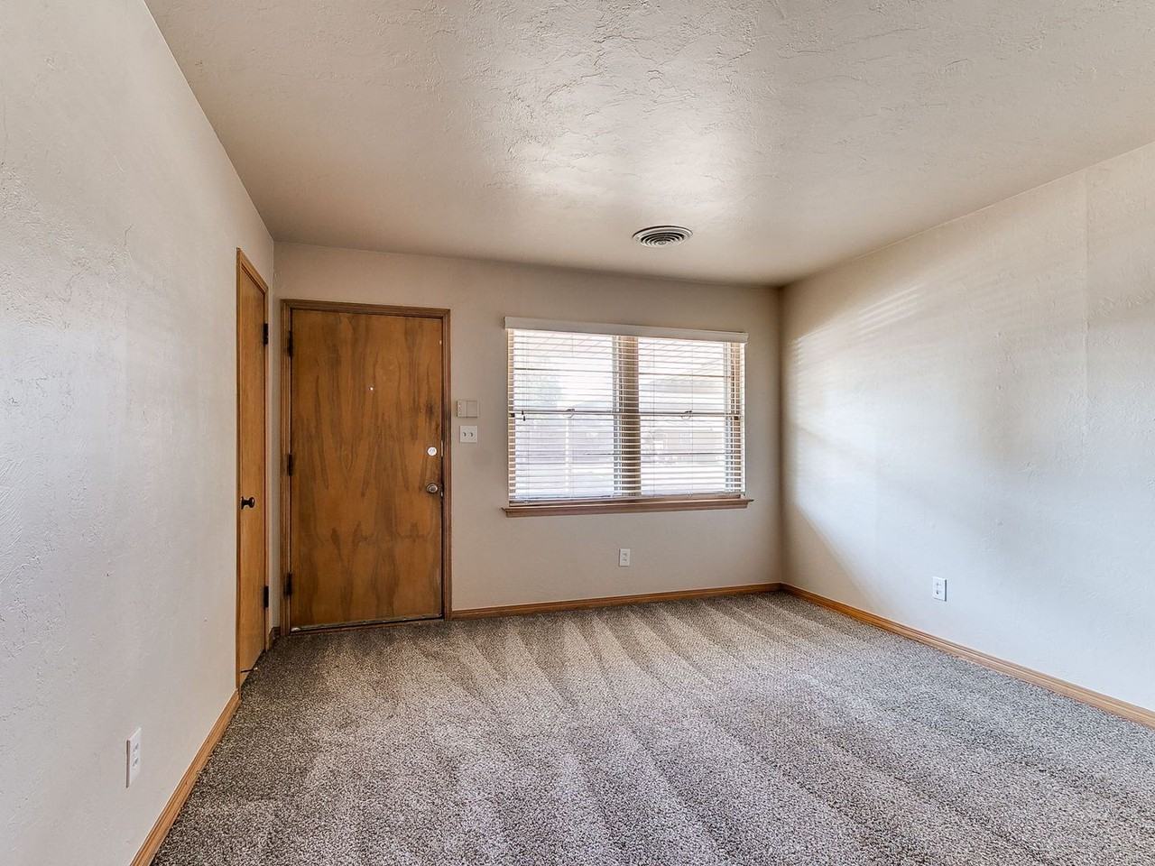 1107 Sw 42nd St - Photo 5 of 42