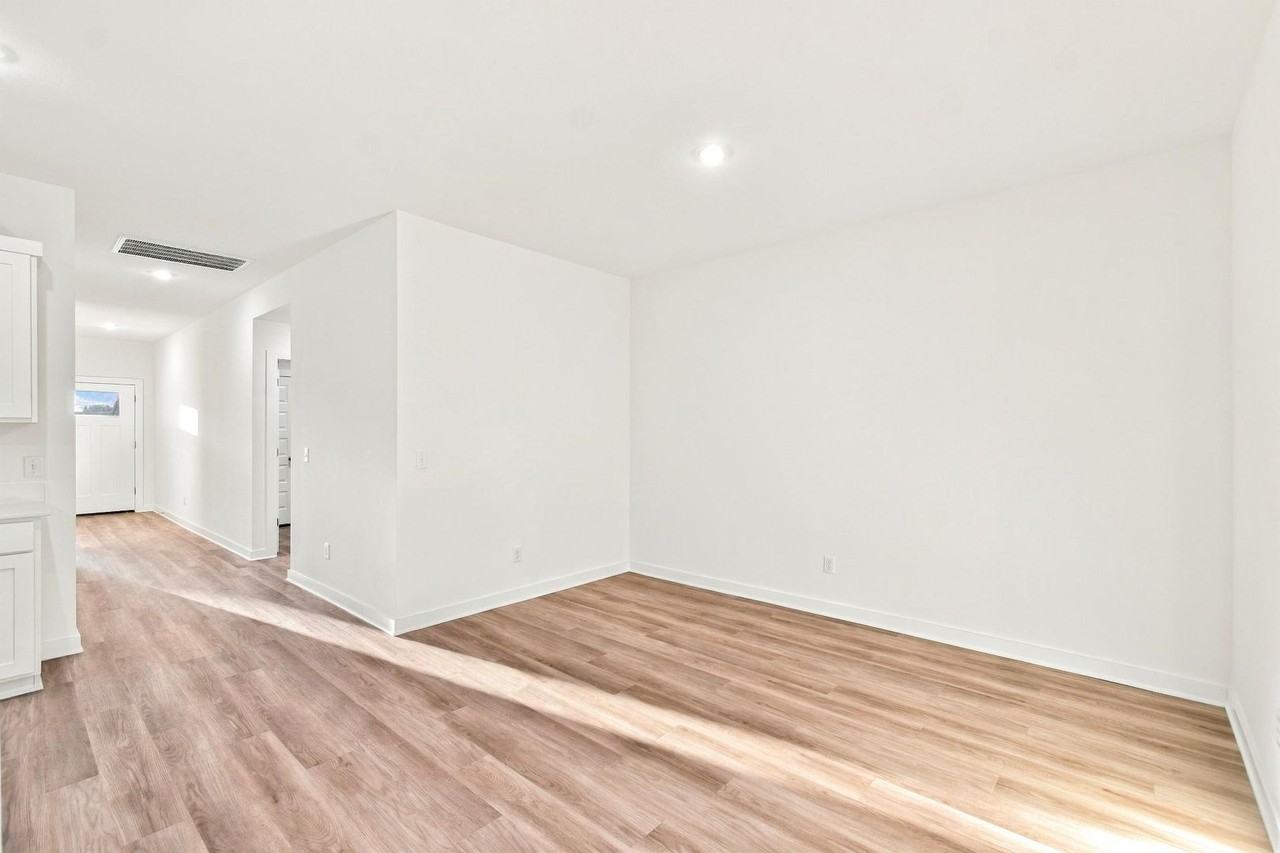 4560 W Triangle St - Photo 5 of 43