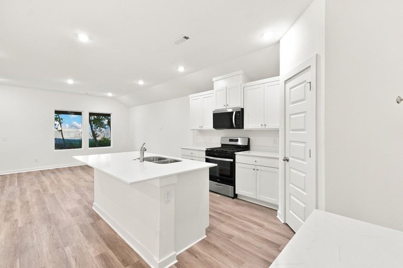 4560 W Triangle St - Photo 6 of 43