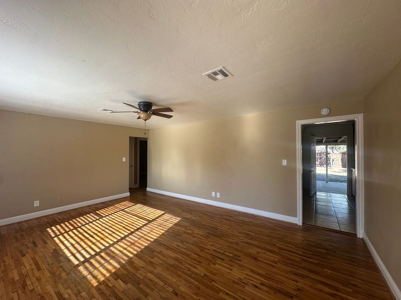 1129 Allen Dr - Photo 2 of 17