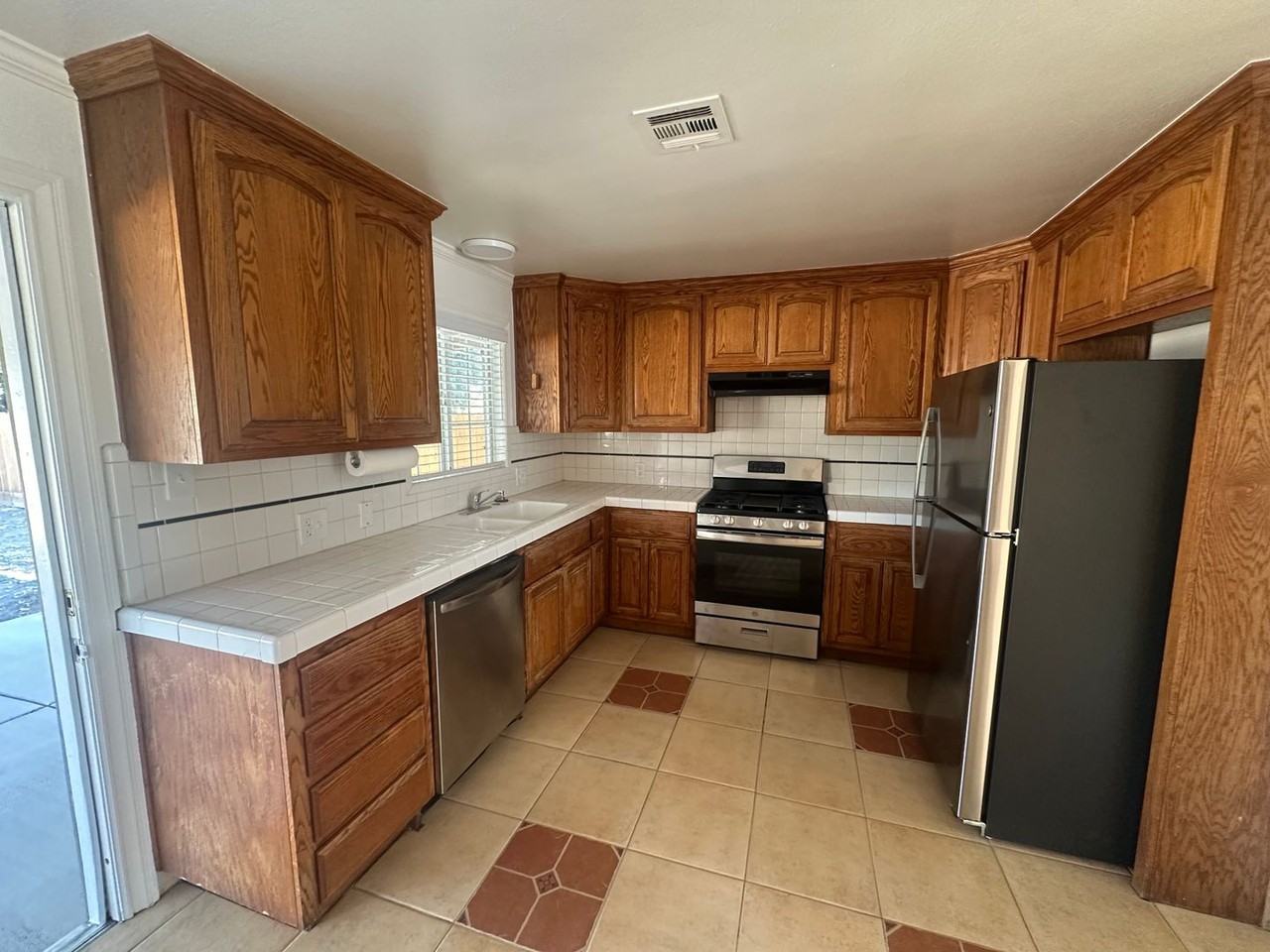 1129 Allen Dr - Photo 3 of 17