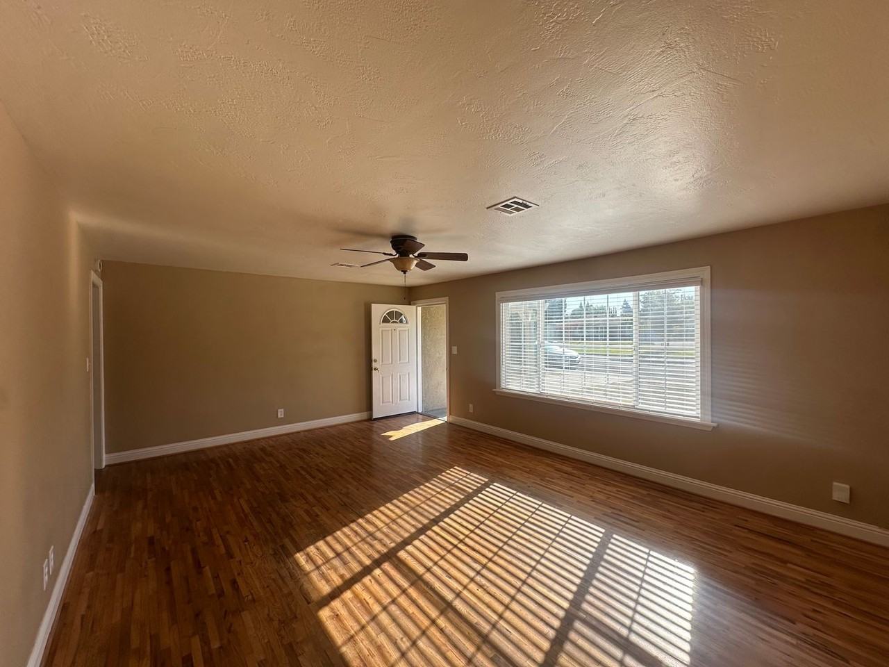1129 Allen Dr - Photo 5 of 17