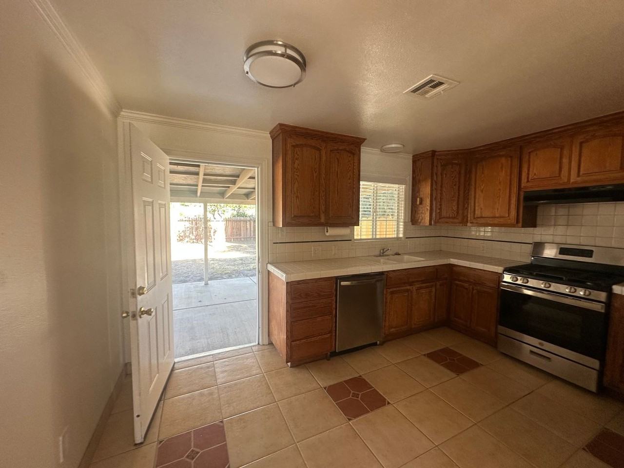 1129 Allen Dr - Photo 6 of 17