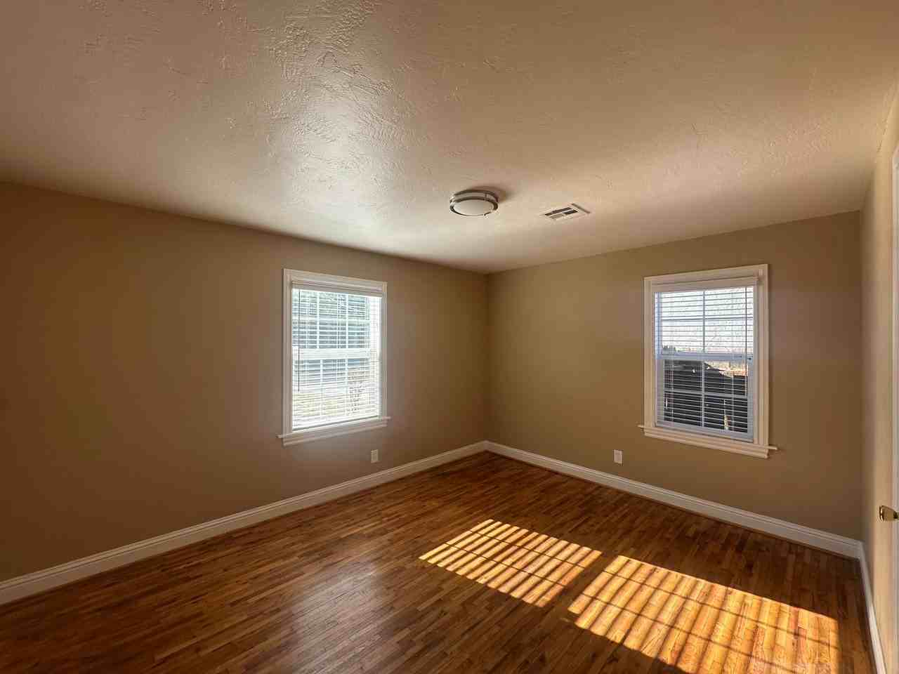 1129 Allen Dr - Photo 7 of 17