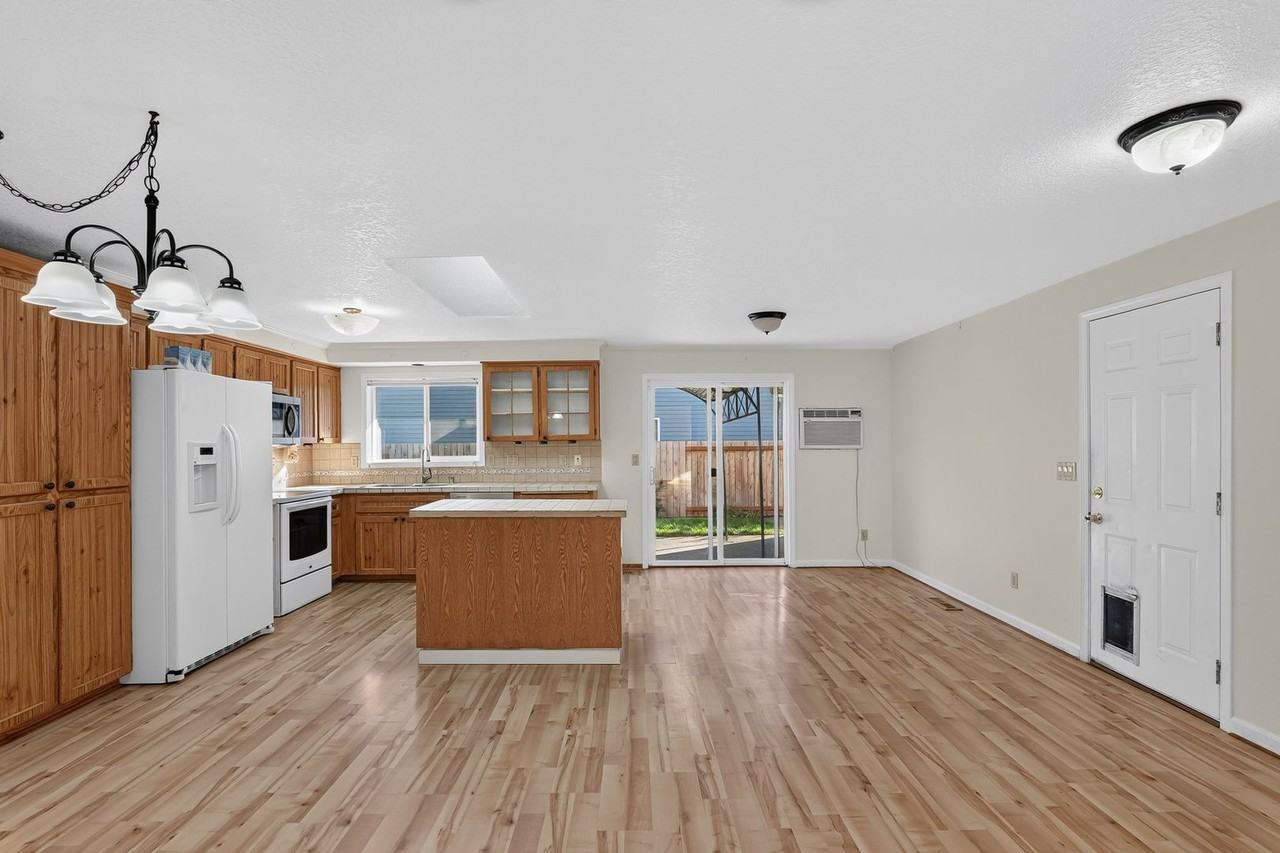 1216 S Pine St - Photo 6 of 19