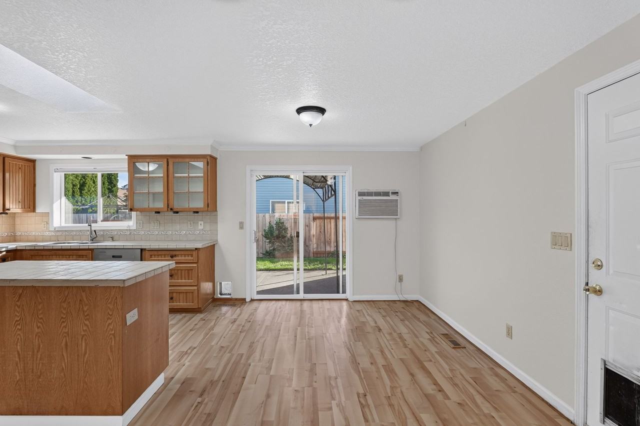 1216 S Pine St - Photo 7 of 19