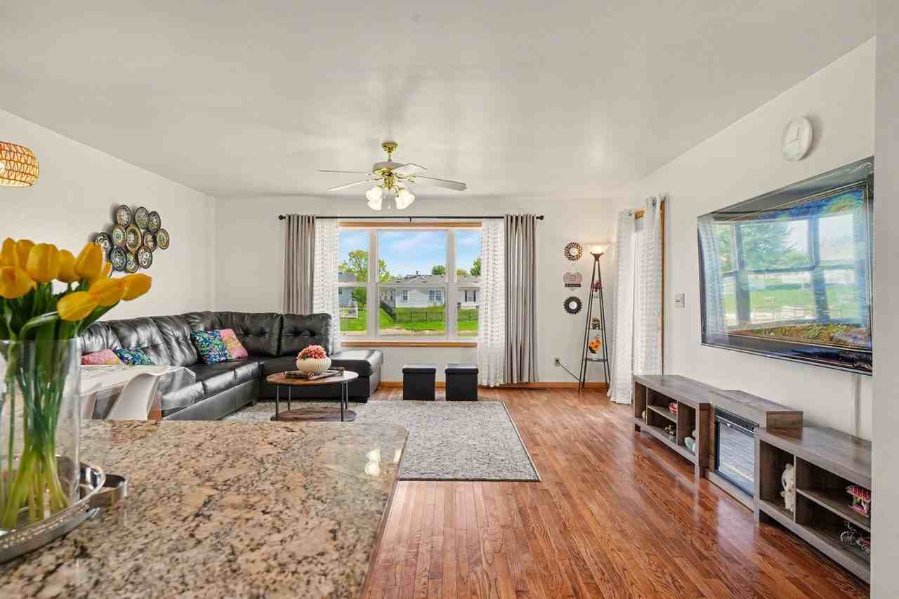 708 Erin Dr - Photo 3 of 46