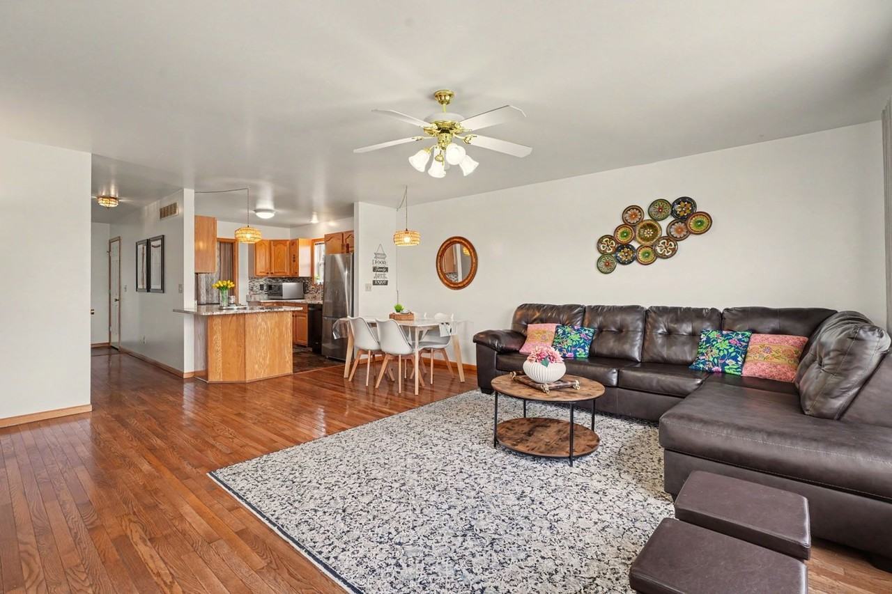 708 Erin Dr - Photo 4 of 46