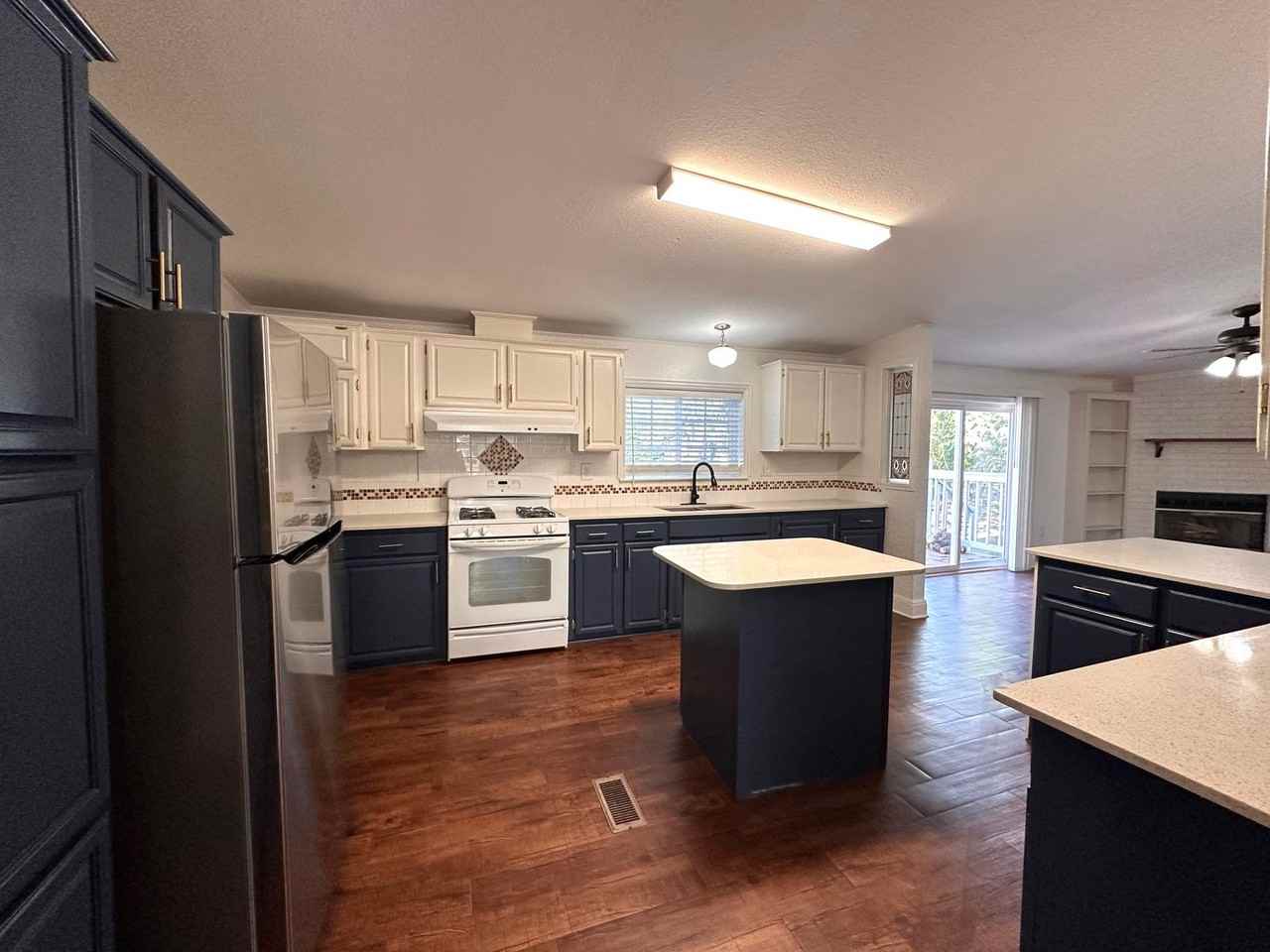 305 N Cougar Ave - Photo 7 of 28