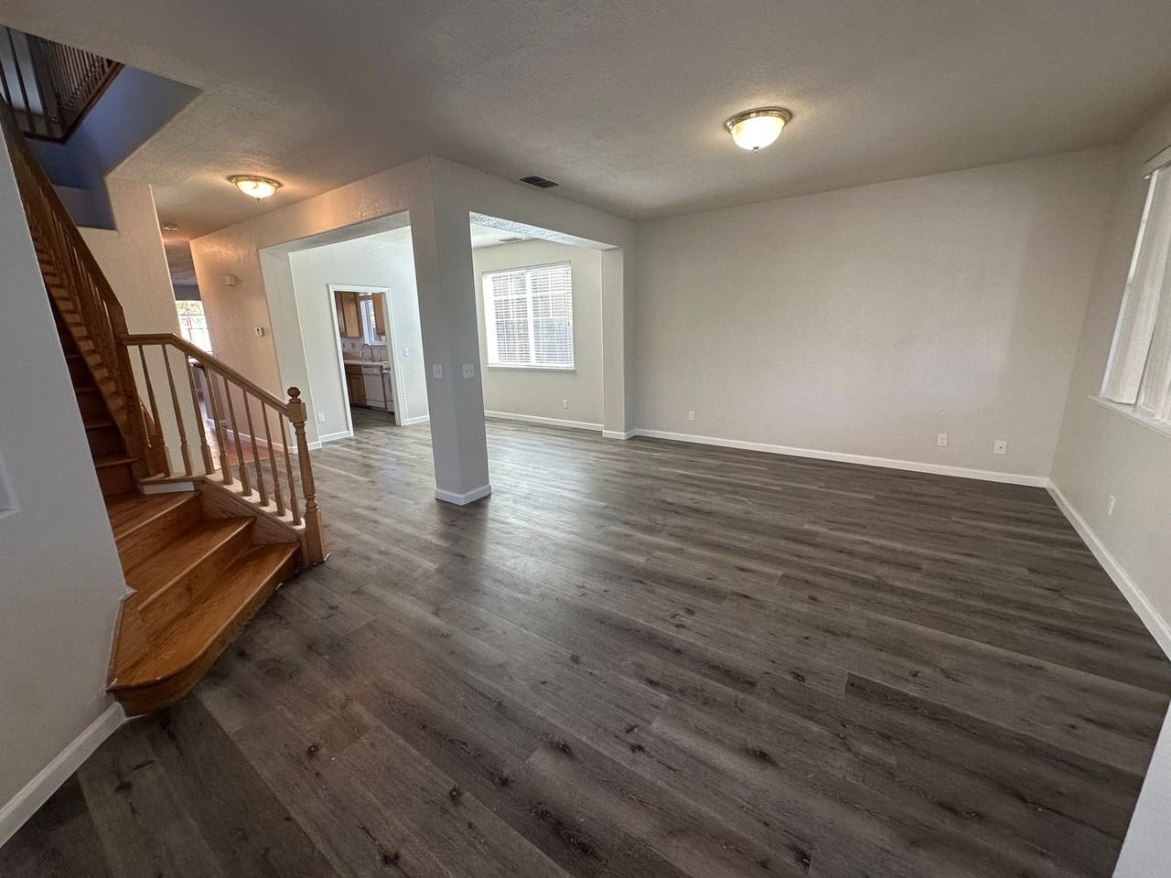1541 Peony Dr - Photo 2 of 32