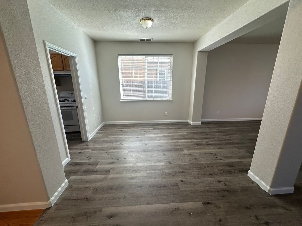 1541 Peony Dr - Photo 6 of 32