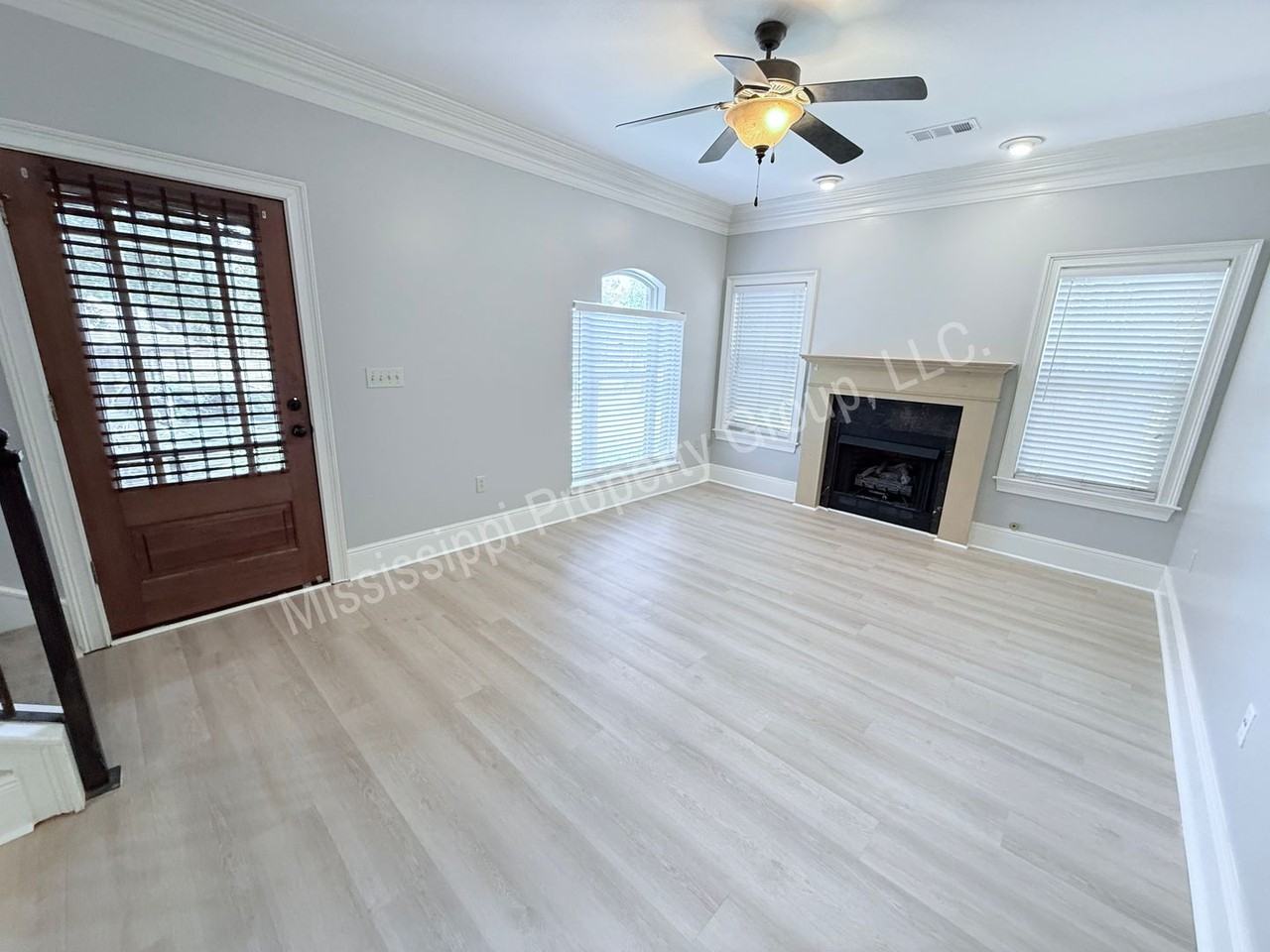 124 Falls Grove Dr - Photo 4 of 26