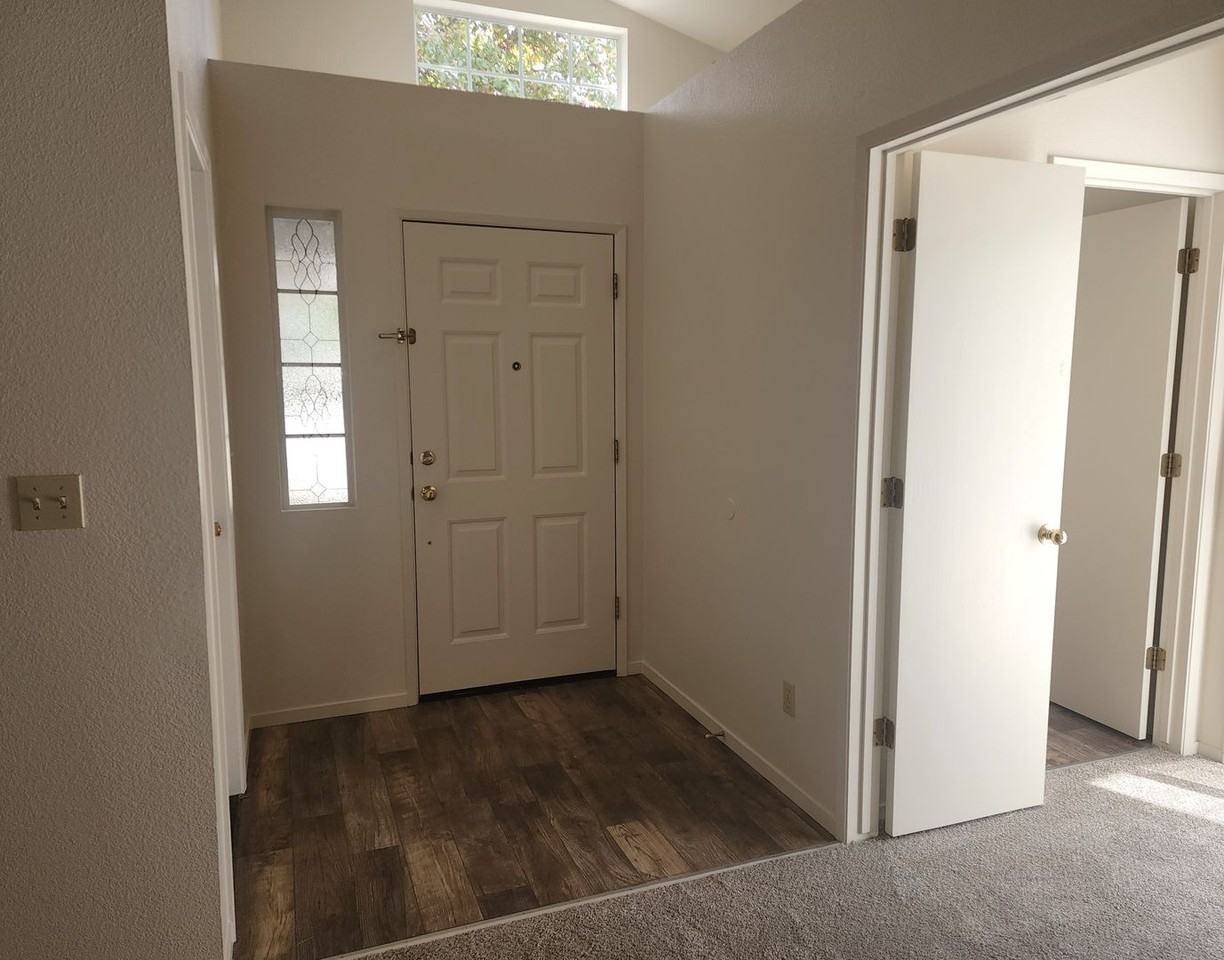 1775 Blue Spruce Ct - Photo 4 of 23