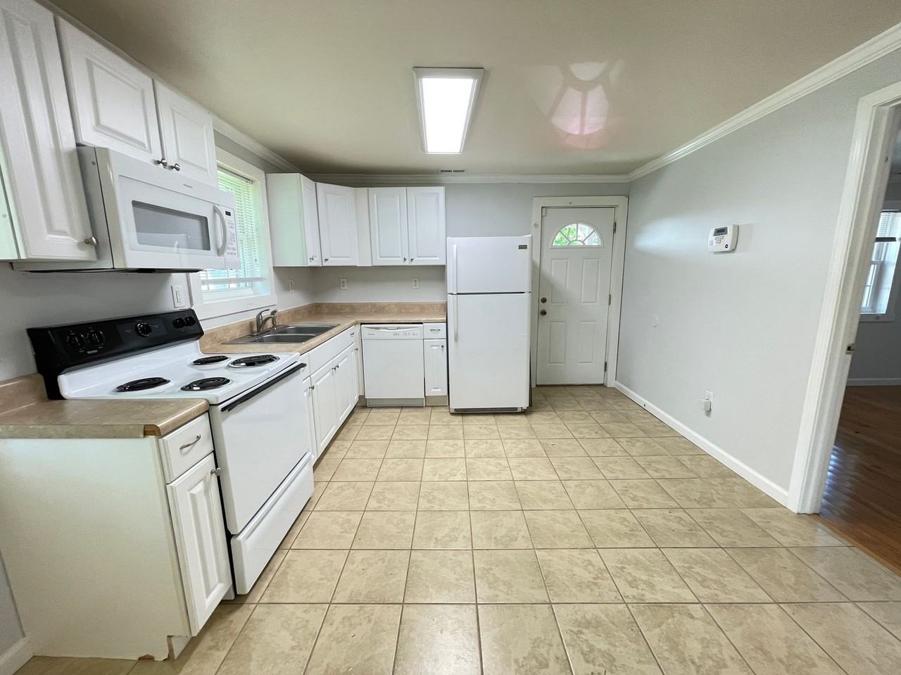 412 Whitaker St - Photo 5 of 28