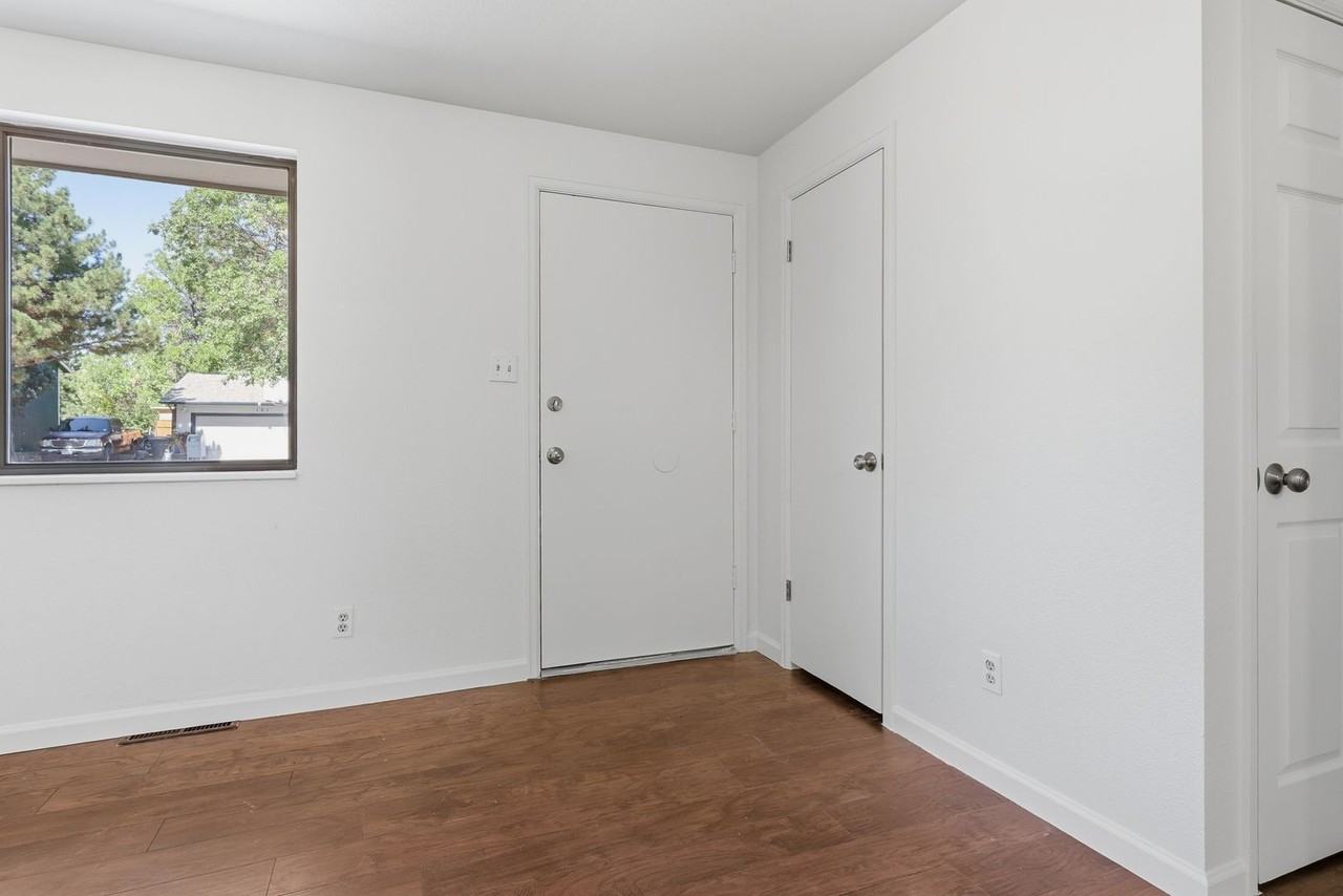 100 Dianna Dr - Photo 3 of 30