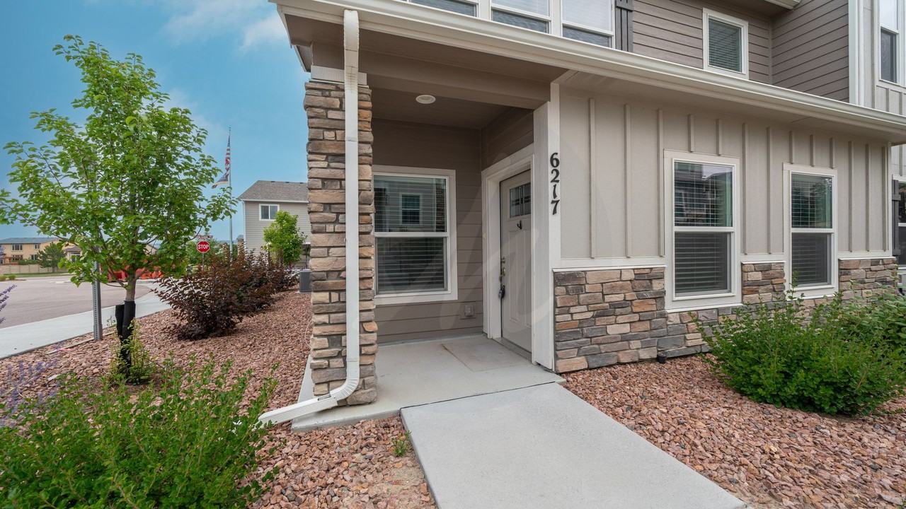 6217 Lenexa Grv - Photo 2 of 20