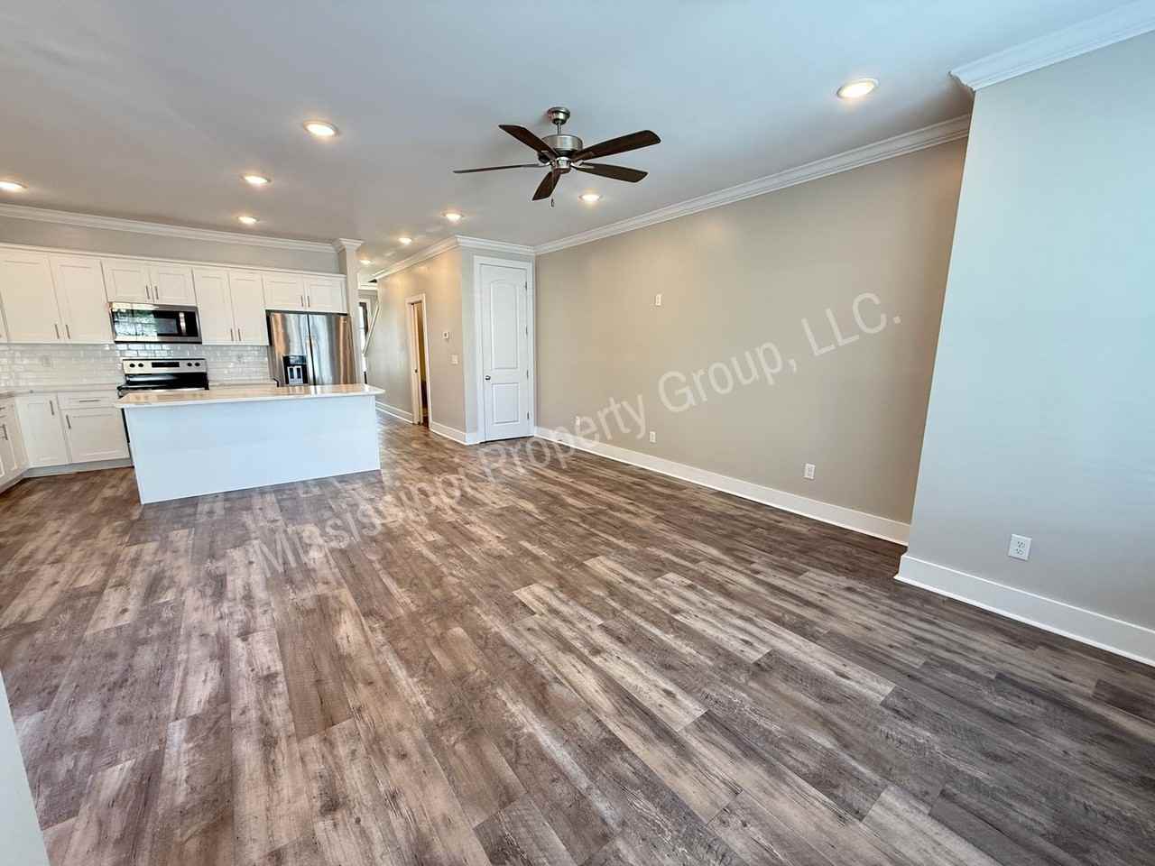 323 Stillwater Ln - Photo 4 of 30